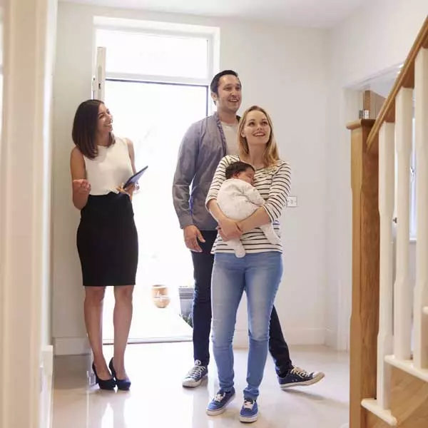 real estate agent in boston: showing a new house